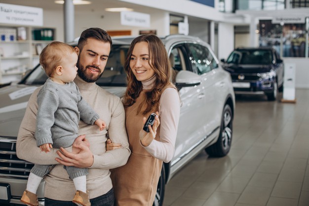 familia-nina-bbay-eligiendo-coche-berlina_1303-26804